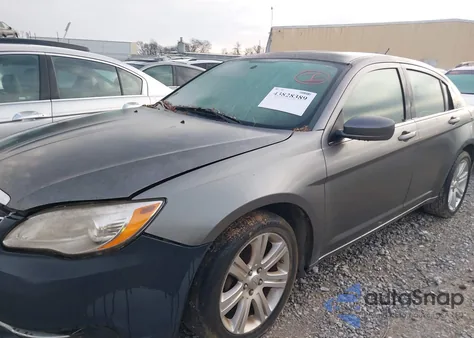 2013 Chrysler 200 Touring z USA, uszkodzony, nr VIN 1C3CCBBB6DN764205